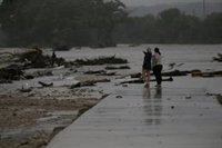 Las inundaciones en Texas dejan ya 68 muertos, entre ellos 21 niños, y decenas de desaparecidos