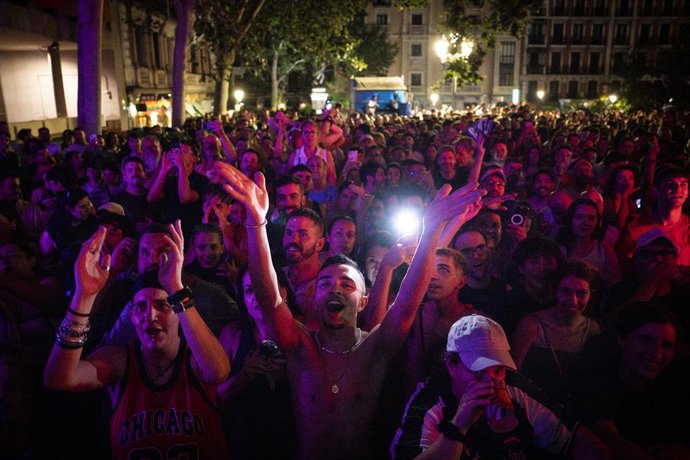 El público esperando para ver a el dúo Azúcar Moreno, que suspende su concierto en MADO 2025 a causa de la lluvia, en el Escenario Plaza de las Reinas, a 3 de julio de 2025, en Madrid (España). Esta actuación se enmarca en los conciertos gratuitos del Org