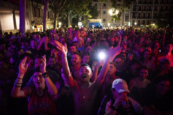 O público aguarda para ver a dupla Azúcar Moreno, que cancelou seu show no MADO 2025 devido à chuva, no palco da Plaza de las Reinas, em 3 de julho de 2025, em Madri (Espanha). Essa apresentação fará parte dos shows gratuitos da Org