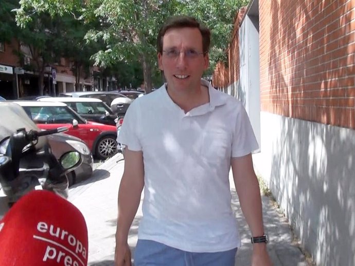JOSÉ LUIS MARTÍNEZ-ALMEIDA ACUDE AL HOSPITAL PARA VER A SU MUJER Y SU HIJO RECIÉN NACIDO