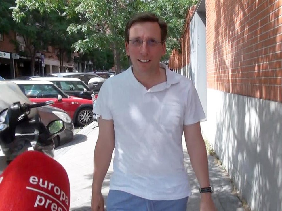 JOSÉ LUIS MARTÍNEZ-ALMEIDA ACUDE AL HOSPITAL PARA VER A SU MUJER Y SU HIJO RECIÉN NACIDO
