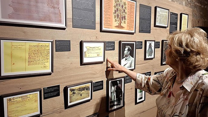 Ernestina Torelló mostrant l'exposició al celler