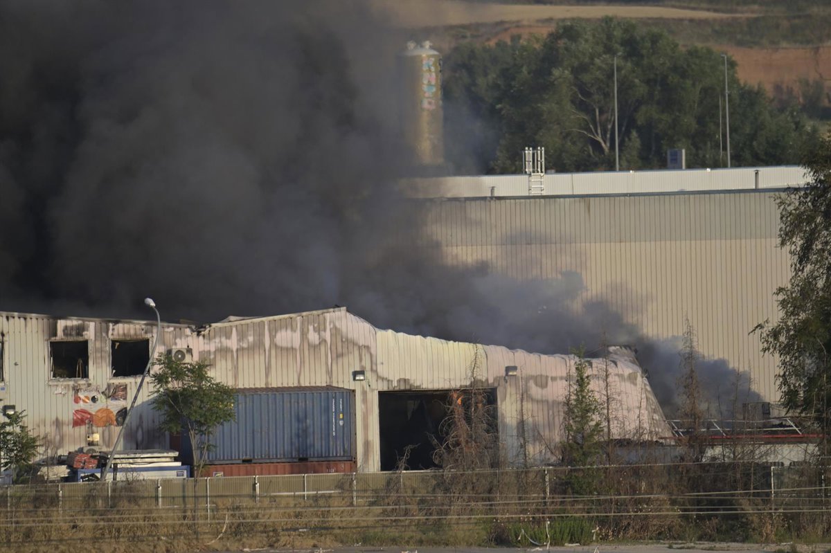 Una dotación de bomberos y dos camiones continúan trabajando para extinguir el incendio en Azuqueca de Henares