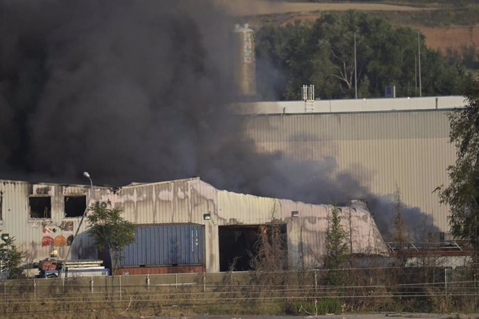 Incendio en una empresa de baterías de litio y de pilas, a 4 de junio de 2025, en Azuqueca de Henares, Guadalajara, Castilla-La Mancha (España). Un incendio declarado sobre las 19.00 horas de hoy en una empresa de baterías de litio y de pilas situado en e