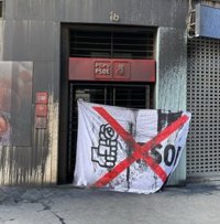 Vandalizan la sede del PSPV-PSOE en València con pintura y una pancarta con el logo del partido tachado