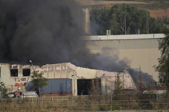 Incendio en una empresa de baterías de litio y de pilas, a 4 de junio de 2025, en Azuqueca de Henares, Guadalajara, Castilla-La Mancha (España). Un incendio declarado sobre las 19.00 horas de hoy en una empresa de baterías de litio y de pilas situado en e