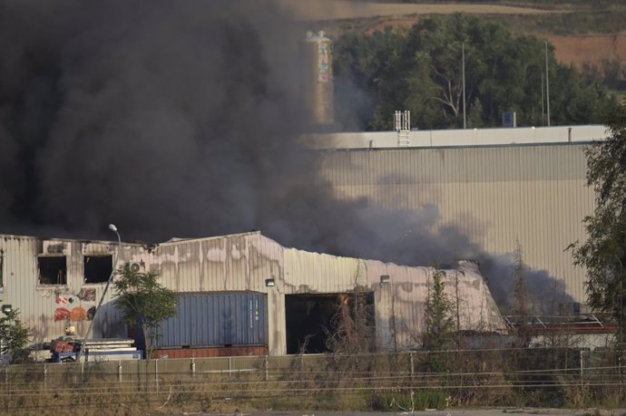 Incêndio em uma empresa de baterias de lítio em 4 de junho de 2025 em Azuqueca de Henares, Guadalajara, Castilla-La Mancha (Espanha). Um incêndio ocorreu por volta das 19 horas de hoje em uma empresa de baterias e pilhas de lítio localizada em Azuqueca de