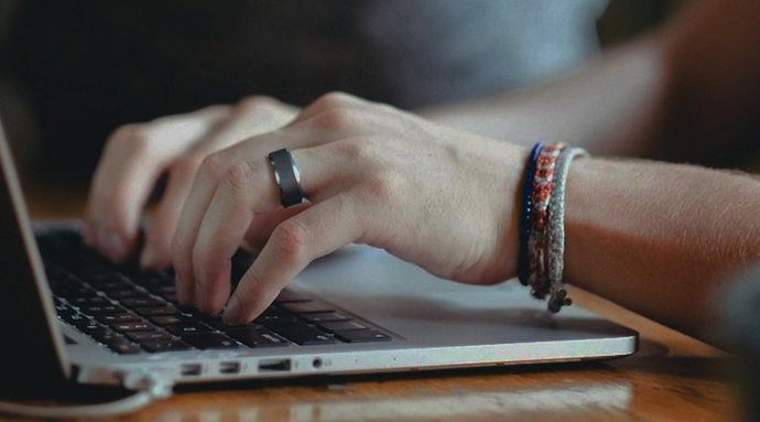 Archivo - Una persona usando un ordenador portátil.