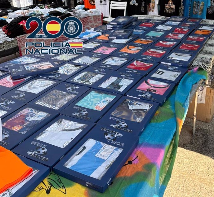 Detenidas 17 personas e intervenidos más de 1.300 artículos falsificados en un mercadillo de Dénia