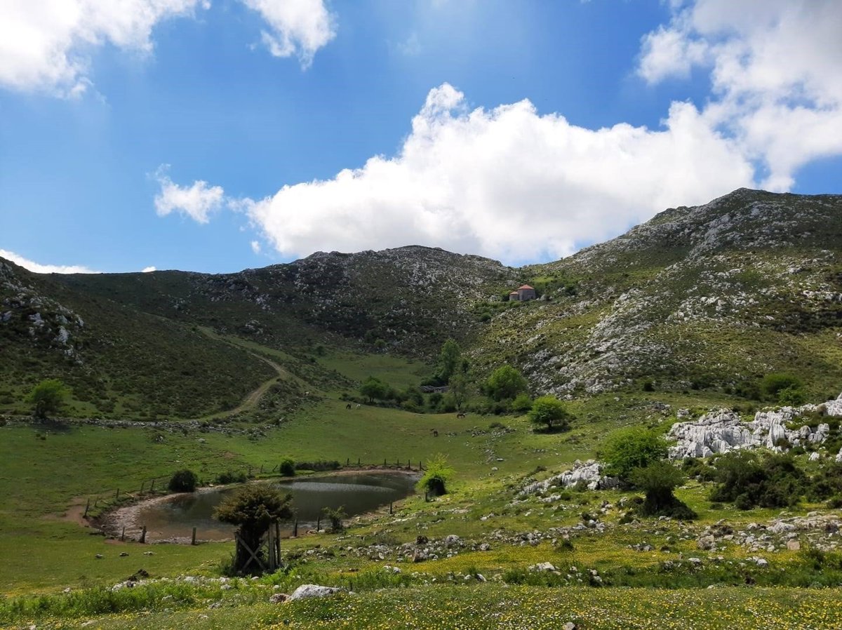La Foz de Morcín y Navelgas exhiben la historia de los Pueblos Ejemplares de Asturias en una exposición