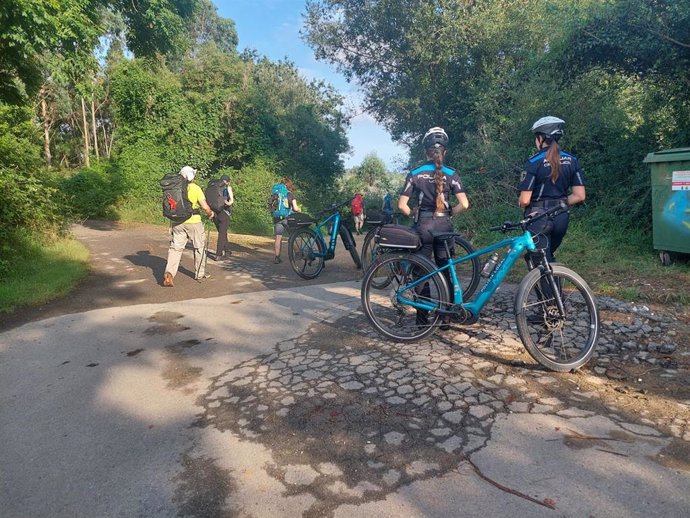 Auxiliares de la Policía Local de Castrillón patrullan el Camino de Santiago en bicicleta eléctrica.