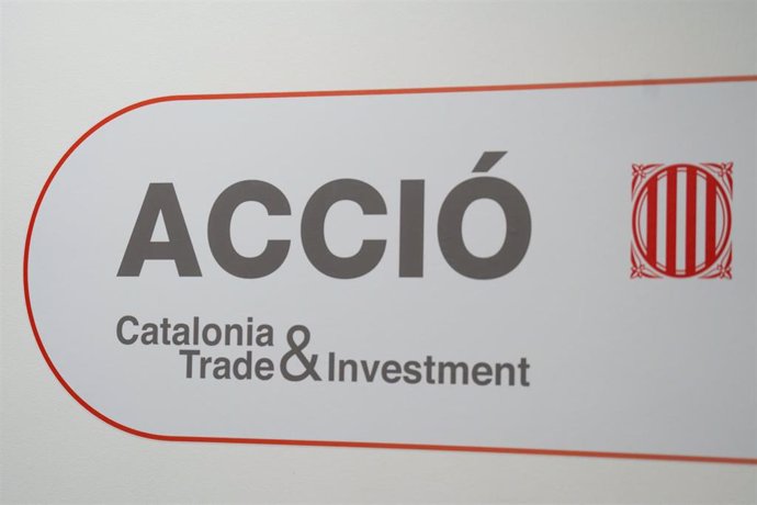 Archivo - Logo en la fachada de la sede de Acció (Catalonia Trade & Investment) de la Generalitat
