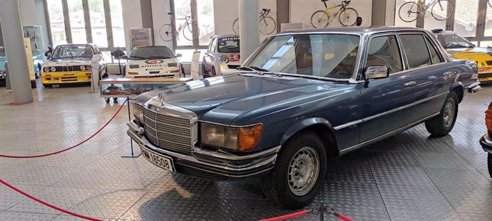 Archivo - Un Mercedes-Benz 450 SEL de 1974, pieza del mes en el Museo de Historia de la Automoción de Salamanca