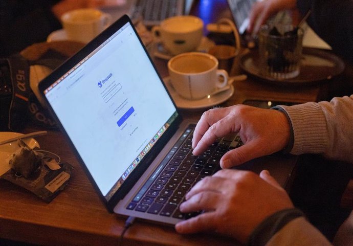 Archivo - Una persona empleando un programa de Inteligencia Artificial.