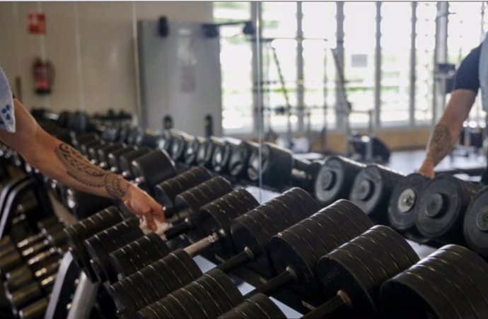 Imagen de recurso de unas mancuernas en un gimnasio.