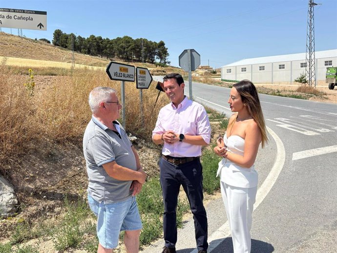 El presidente de la Diputación de Almería durante su visita en Topares.