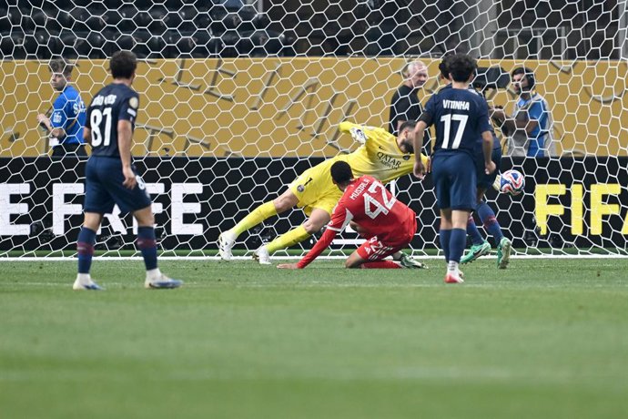 05 July 2025, US, Atlanta: Paris Saint-Germain's Gianluigi Donnarumma and Bayern Munich's Jamal Musiala in action during the FIFA Club World Cup quarter-final soccer match against between Paris Saint-Germain and Bayern Munich at the Mercedes-Benz Stadium.