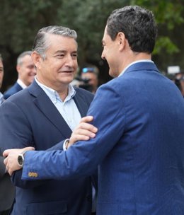 El consejero de la Presidencia, Interior, Diálogo Social y Simplificación Administrativa, Antonio Sanz, saluda al presidente de la Junta de Andalucía, Juanma Moreno.