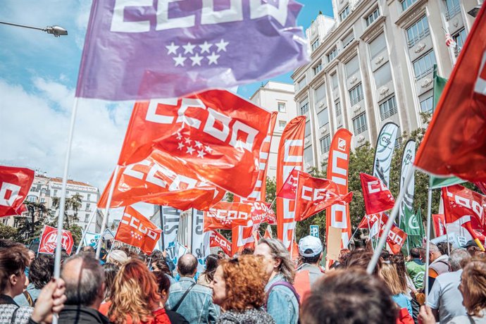 Archivo - Funcionarios de la Administración de Justicia durante una protesta frente al Congreso de los Diputados, a 23 de mayo de 2023, en Madrid (España). CSIF, STAJ, CCOO y UGT han convocado hoy una concentración para reclamar que se reanuden las negoci