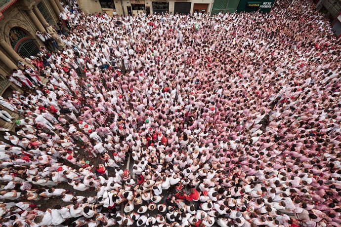 Atmosfera antes do Chupinazo de San Fermín 2025, na Plaza del Ayuntamiento, em 6 de julho de 2025, em Pamplona, Navarra (Espanha). Após o chupinazo, este ano a cargo da plataforma Yala Nafarroa por Palestina, as festividades de San Fermín começam em Pampl
