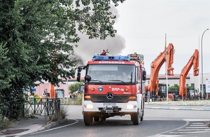 Bomberos trabajan en el incendio de una empresa de baterías de litio y de pilas, a 4 de junio de 2025, en Azuqueca de Henares, Guadalajara, Castilla-La Mancha (España). Un incendio declarado sobre las 19.00 horas de hoy en una empresa de baterías de litio