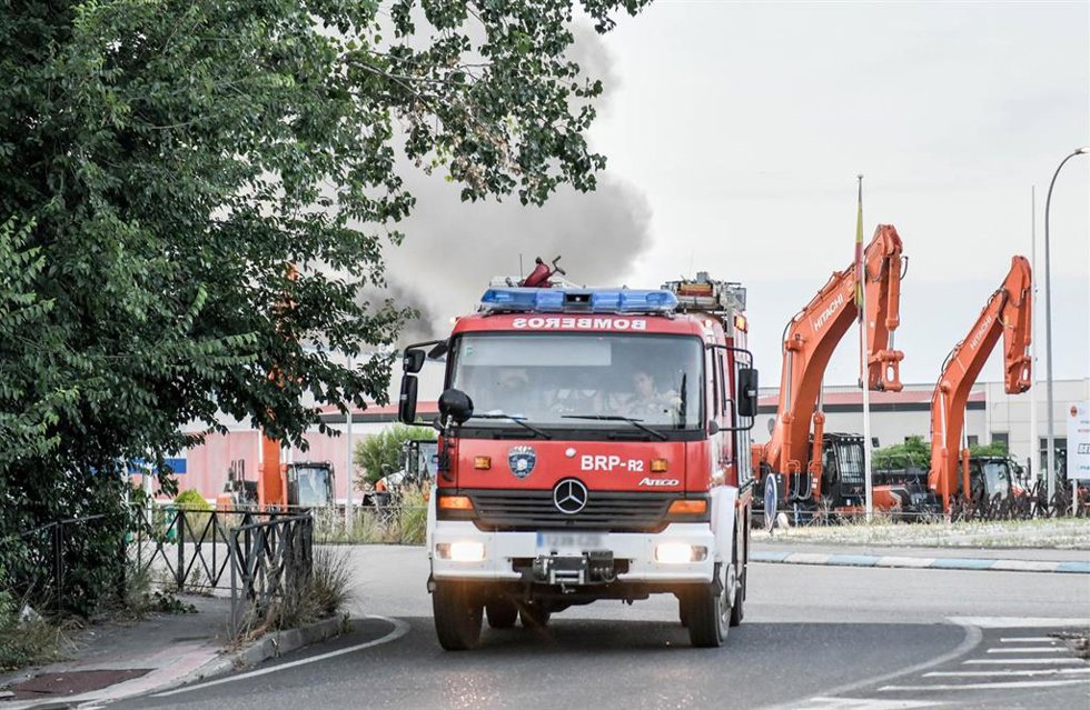 Bomberos trabajan en el incendio de una empresa de baterías de litio y de pilas, a 4 de junio de 2025, en Azuqueca de Henares, Guadalajara, Castilla-La Mancha (España). Un incendio declarado sobre las 19.00 horas de hoy en una empresa de baterías de lit