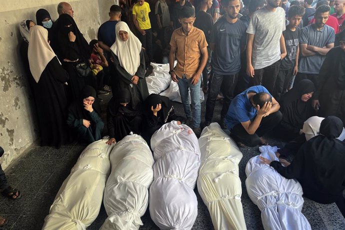 5 de julho de 2025, Cidade de Gaza, Faixa de Gaza, Território Palestino: Corpos de palestinos mortos em ataque israelense contra escola que abrigava pessoas deslocadas no bairro de Zaytoun são levados ao Hospital Al Ahly na Cidade de Gaza, Gaza, em 5 de j