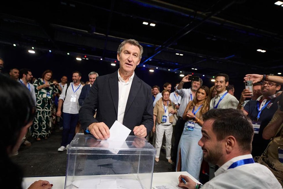 El presidente del PP, Alberto Núñez Feijóo, votando durante la segunda jornada del XXI Congreso Nacional del Partido Popular, a 5 de julio de 2025, en Madrid (España). Con el lema Toma partido por España, XXI Congreso del PP, celebrado en Madrid del 4