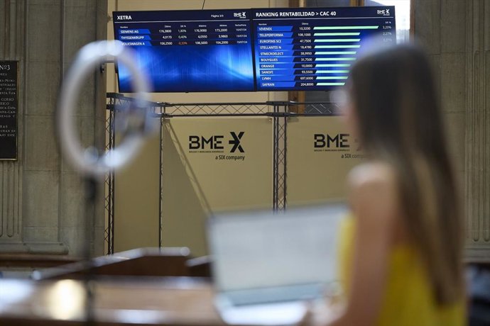 (Foto de ARCHIVO) Paneles del IBEX 35 en el Palacio de la Bolsa de Madrid