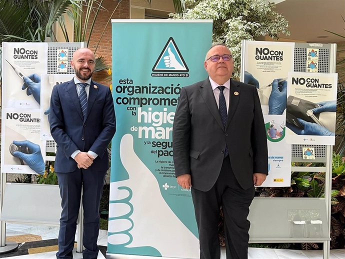 Archivo - El consejero de Sanidad, Alejandro Vázquez,  junto a un cartel sobre la higiene de manos.