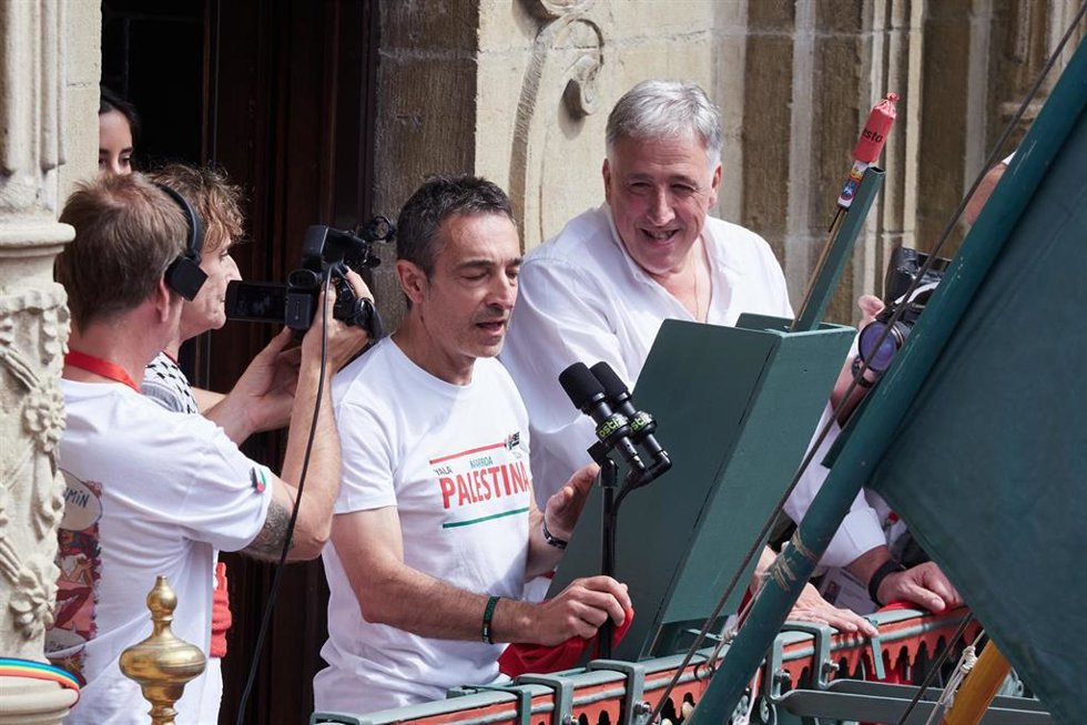 El alcalde de Pamplona, Joseba Asiron (d), durante el Chupinazo de San Fermín 2025, en la Plaza del Ayuntamiento, a 6 de julio de 2025, en Pamplona, Navarra (España). Tras el chupinazo, este año a cargo de la plataforma Yala Nafarroa por Palestina, comi
