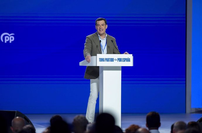 El presidente de la Junta de Andalucía, Juanma Moreno, interviene durante la segunda jornada del XXI Congreso Nacional del Partido Popular, a 5 de julio de 2025, en Madrid (España). (Foto de archivo).