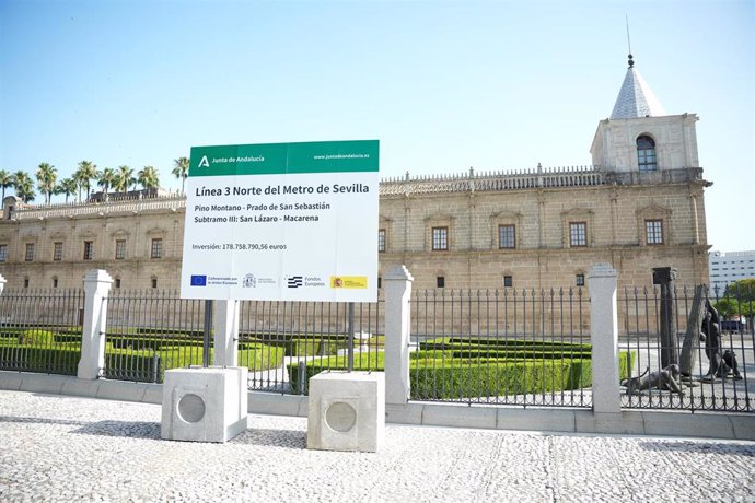 Cartel anunciador de las obras del subtramo III de la Línea 3 de metro de Sevilla junto al Parlamento de Andalucía. A 20 de junio de 2025, en Sevilla (Andalucía, España). 