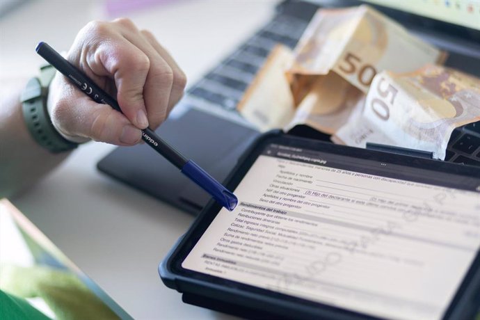 Archivo - Vista de la declaración de la renta en una tablet.