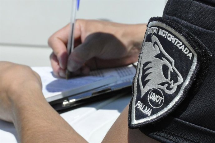Un agente de la Policía Local de Palma adscrito a la Unidad Motorizada (UMOT)