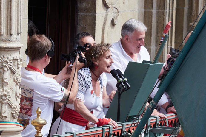El alcalde de Pamplona, Joseba Asiron (d), durante el Chupinazo de San Fermín 2025, en la Plaza del Ayuntamiento, a 6 de julio de 2025, en Pamplona, Navarra (España). Tras el chupinazo, este año a cargo de la plataforma Yala Nafarroa por Palestina, comien