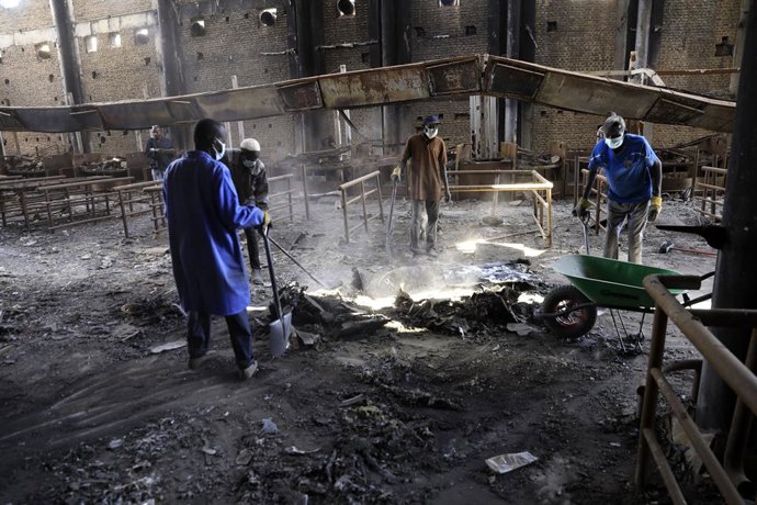 Archivo - KHARTOUM, April 18, 2025  -- Workers clean up rubble at Khartoum International Airport in Khartoum, Sudan, on April 17, 2025. The Sudanese Armed Forces (SAF) said in late March it has controlled the Khartoum International Airport, which had been