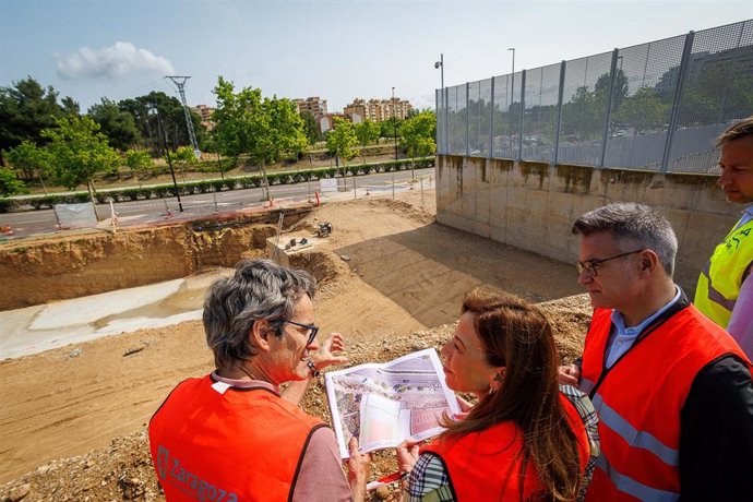Archivo - La alcaldesa de Zaragoza, Natalia Chueca, y el consejero municipal de Urbanismo, Infraestructuras, Energía y Vivienda, Víctor Serrano. En un momento de la visita a las obras del canal perimetral en el Barranco de la Muerte de hace un mes.