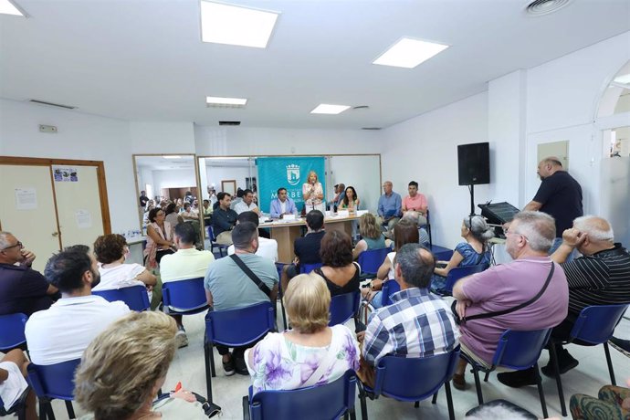 Encuentro de la alcaldesa, Ángeles Múñoz, con residentes de este núcleo poblacional.