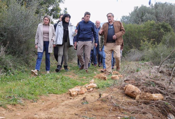 Archivo - El 'president' de la Generalitat, Carlos Mazón, visita caminos rurales afectados por la dana en Les Coves de Vinromà. Imagen de archivo