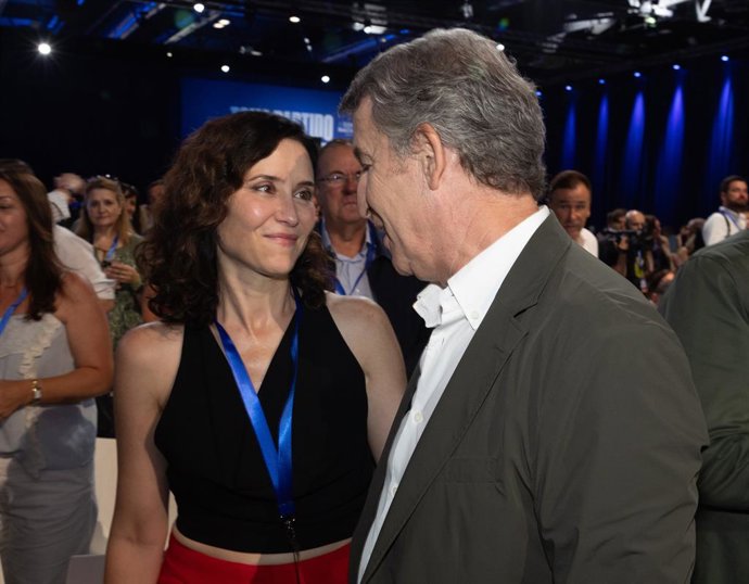 La presidenta de la Comunidad de Madrid, Isabel Díaz Ayuso, y el presidente del PP, Alberto Núñez Feijóo, a su llegada al XXI Congreso Nacional del Partido Popular, a 4 de julio de 2025, en Madrid (España). Con el lema ‘Toma partido por España’, XXI Congr