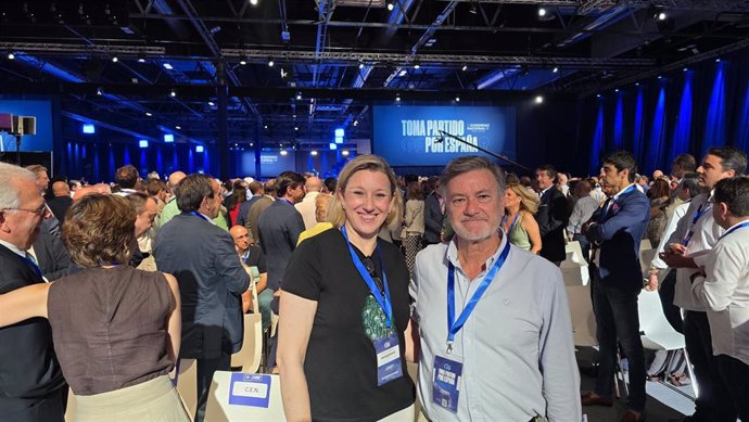 La vicesecretaria del PP de Castilla y León y vocal del Comité Ejecutivo Nacional del PP, Isabel Blanco, junto al presidente del PP en la Comunidad, Francisco Vázquez, en el XXI Congreso del PP.