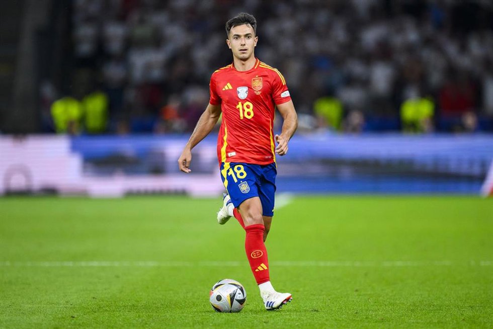 Archivo - Martín Zubimendi, durante un partido con la selección española.