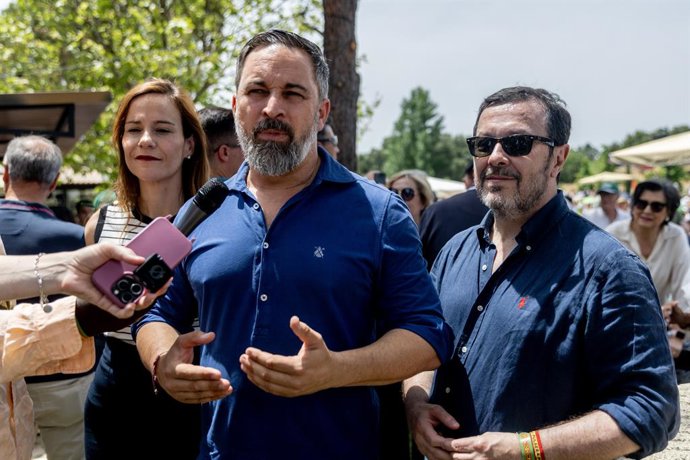 Archivo - (I-D) La portavoz de Vox en la Asamblea de Madrid, Isabel Pérez Moñino, el presidente de Vox, Santiago Abascal, y el presidente de Vox en Madrid, José Antonio Fúster, atienden a los medios de comunicación antes de una comida con afiliados y simp