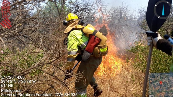 Imagen de la unidad helitransportada de Enguera de bomberos forestales de la Generalitat en la extinción del incendio de Rafelguaraf