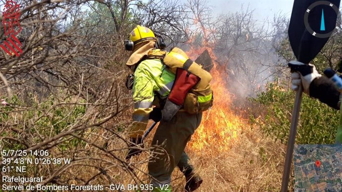 Imagem da unidade de helitransporte Enguera da brigada de incêndios florestais da Generalitat extinguindo o incêndio de Rafelguaraf.