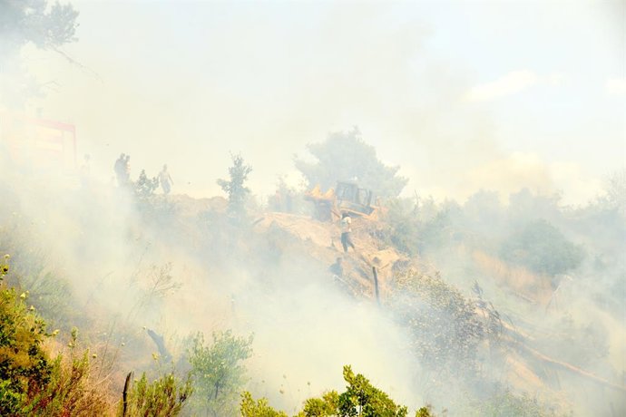 Archivo - LATAKIA, July 30, 2023  -- Smoke billows in a mountain fire in Latakia province, northwestern Syria, July 29, 2023.   Earlier this month, massive wildfires broke out in several Syrian provinces, including Hama, Latakia and Idlib. Firefighters ma