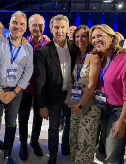 Representantes del PP de Málaga junto al presidente nacional del PP, Alberto Núñez Feijóo, en el Congreso del partido.