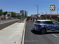 Un motorista sufre lesiones graves tras chocar con una marquesina en Sevilla Este