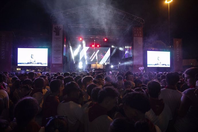 Archivo - Una actuación en el escenario de la Plaza de los Fueros en San Fermín.